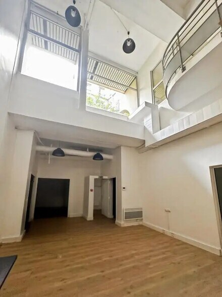 Bureau dans Paris à louer - Photo de l’immeuble – Image 2 sur 9