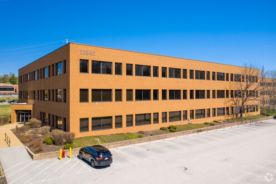 13545 Barrett Parkway Dr, Ballwin, MO à louer - Photo de l’immeuble – Image 1 sur 5