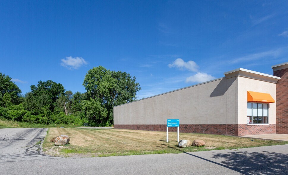 3165 Alpine Ave NW, Walker, MI à louer - Photo de l’immeuble – Image 2 sur 8