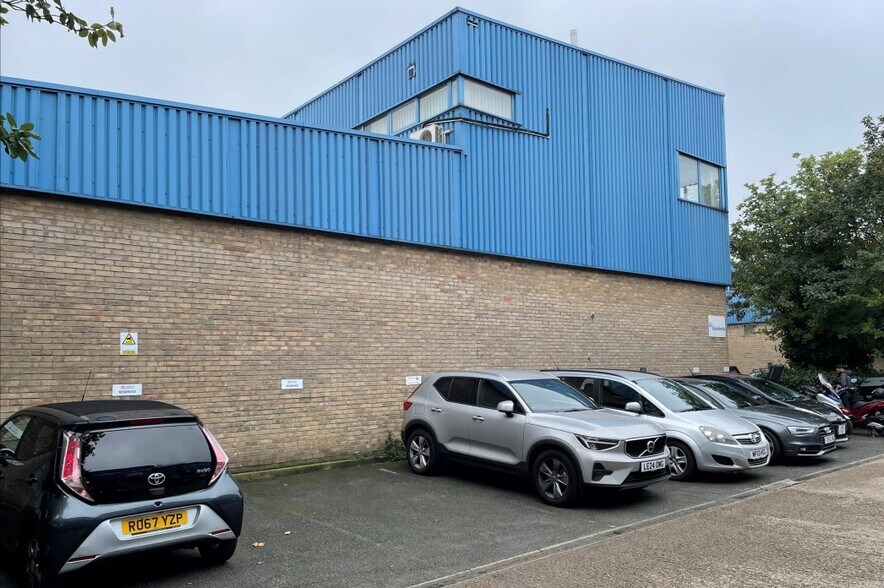 1-4 Swan Close, Croydon à vendre - Photo de l’immeuble – Image 2 sur 3