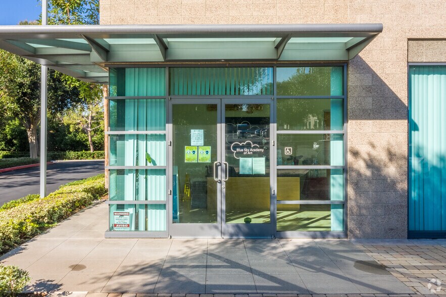 770 Roosevelt Ave, Irvine, CA à vendre - Photo de l’immeuble – Image 3 sur 5