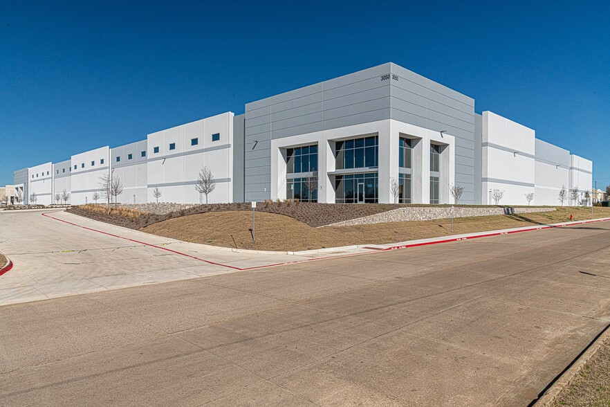 3050 Red Hawk Dr, Grand Prairie, TX à louer - Photo de l’immeuble – Image 2 sur 4