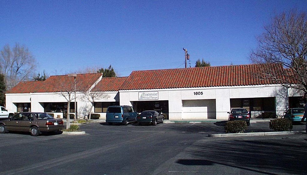 1605 E Palmdale Blvd, Palmdale, CA à vendre - Photo de l’immeuble – Image 2 sur 11