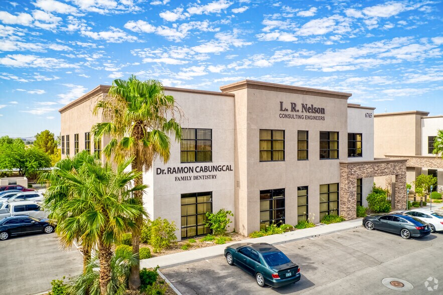6765 W Russell Rd, Las Vegas, NV à louer - Photo de l’immeuble – Image 2 sur 24