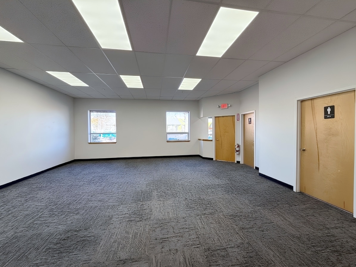 95 Hoffman Ln, Islandia, NY à louer Photo intérieure– Image 1 sur 3
