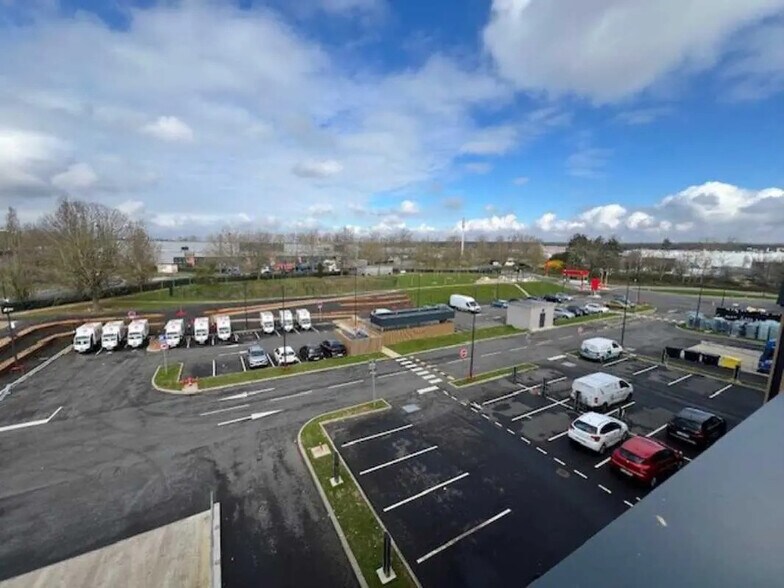 Local d’activités dans Élancourt à louer - Photo de l’immeuble – Image 3 sur 14