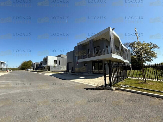 Plus de détails pour Local d'activités à louer