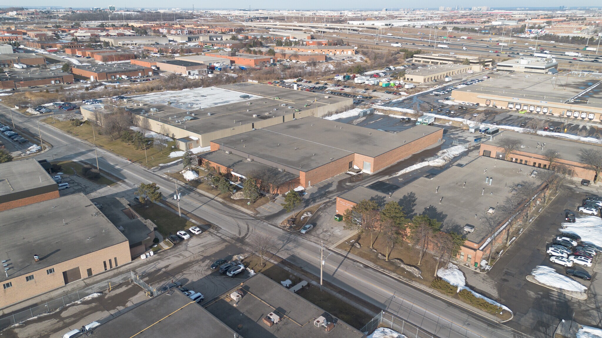 1231 Kamato Rd, Mississauga, ON à louer Photo de l’immeuble– Image 1 sur 6
