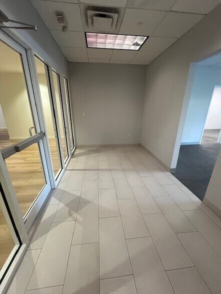 2550 S Bayshore Dr, Coconut Grove, FL à louer - Photo de l’immeuble – Image 2 sur 13