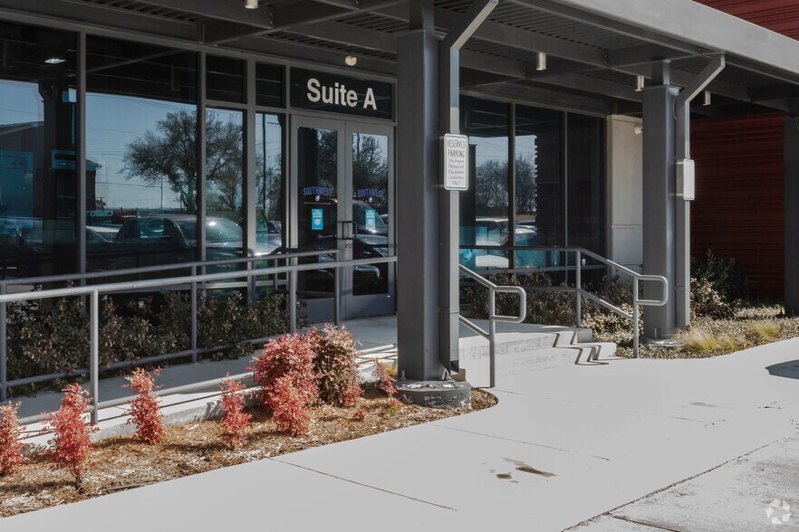 2909 E Arkansas Ln, Arlington, TX à louer - Photo de l’immeuble – Image 3 sur 3