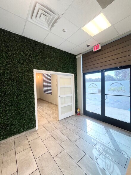 1060 Cypress Pky, Kissimmee, FL à louer - Photo de l’immeuble – Image 3 sur 21