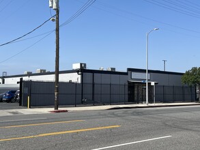 13222-13226 Saticoy St, North Hollywood, CA à louer Photo de l’immeuble– Image 1 sur 13