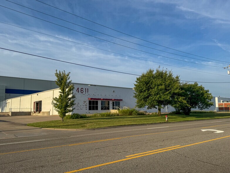 4611 E 31st St S, Wichita, KS à vendre - Photo de l’immeuble – Image 1 sur 6