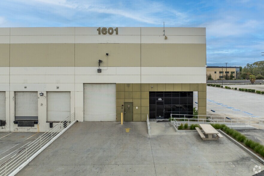 1601 E Cooley Dr, Colton, CA à louer - Photo de l’immeuble – Image 3 sur 5