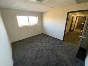 575 E Plumb Ln, Reno, NV à louer Photo de l’immeuble– Image 1 sur 1