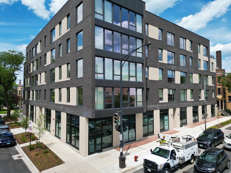 3605 N Ravenswood Ave, Chicago, IL à louer - Photo de l’immeuble – Image 3 sur 12