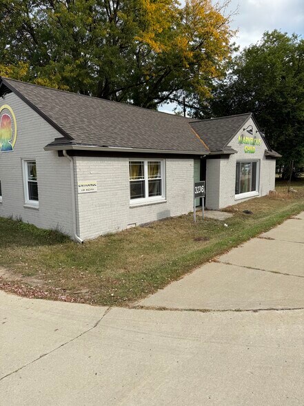 3236 Rochester Rd, Troy, MI à vendre - Photo de l’immeuble – Image 1 sur 7