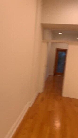 212 E 35th St, New York, NY à vendre - Vidéo sur l’annonce professionnelle – Image 2 sur 15