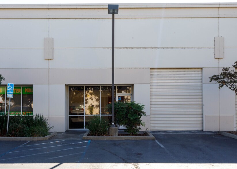 45 Goldenland Ct, Sacramento, CA à vendre - Photo de l’immeuble – Image 2 sur 6