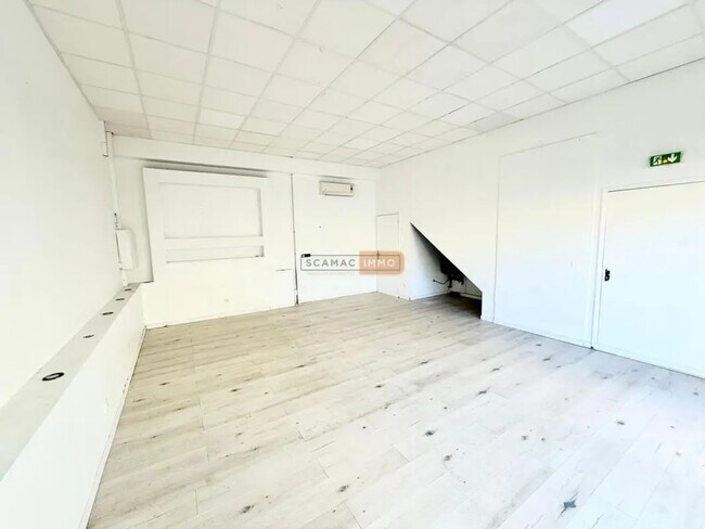 Plus de détails pour Local d'activités à louer