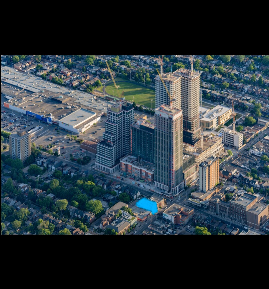 1121 Bloor St W, Toronto, ON à vendre Photo de l’immeuble– Image 1 sur 5