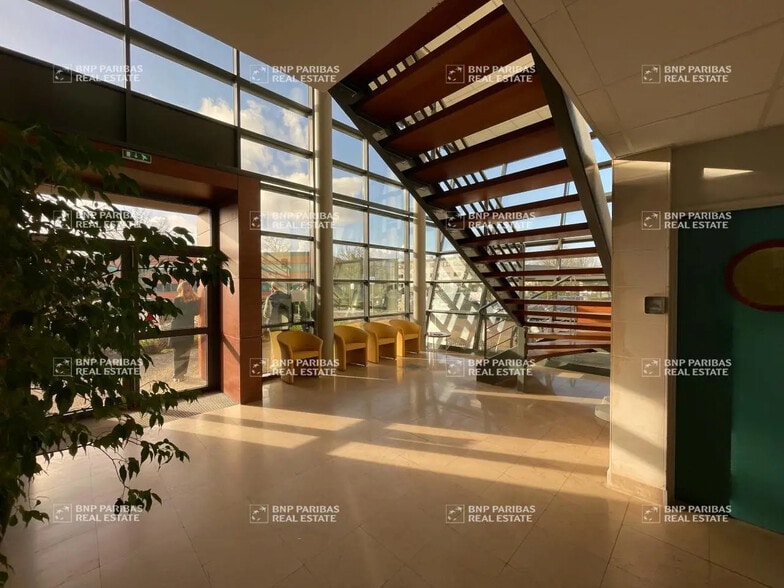 94 Rue Louis Blériot, Bois-Guillaume à louer - Photo de l’immeuble – Image 1 sur 9