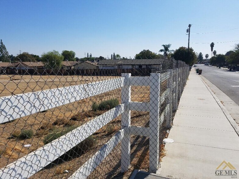 828 Iris St, Bakersfield, CA à vendre - Photo de l’immeuble – Image 2 sur 7