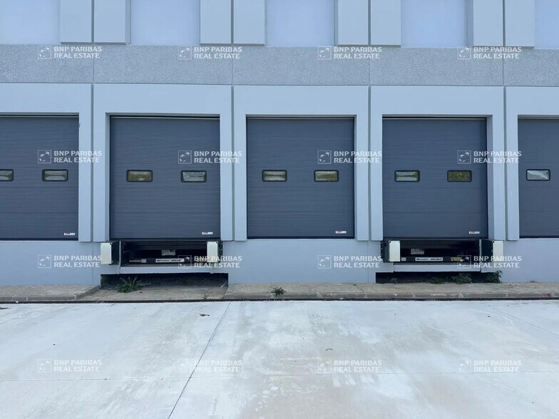 Local d’activités dans Lisses à louer - Photo de l’immeuble – Image 2 sur 15