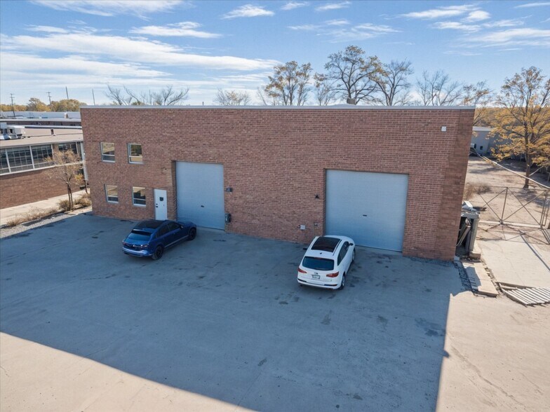 55 Sweeneydale Ave, Bay Shore, NY à louer - Photo de l’immeuble – Image 2 sur 13