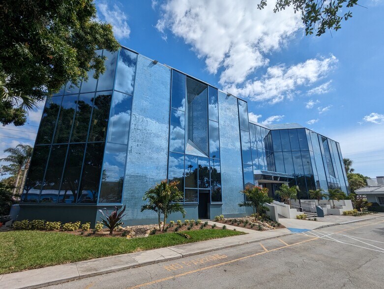 2100 SE Ocean Blvd, Stuart, FL à louer - Photo de l’immeuble – Image 1 sur 5
