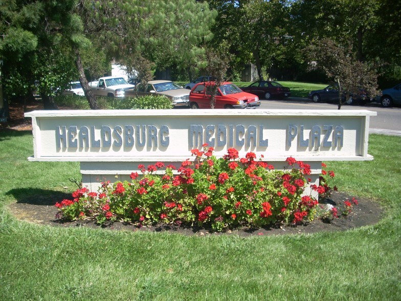 455 March Ave, Healdsburg, CA à vendre - Photo de l’immeuble – Image 3 sur 10