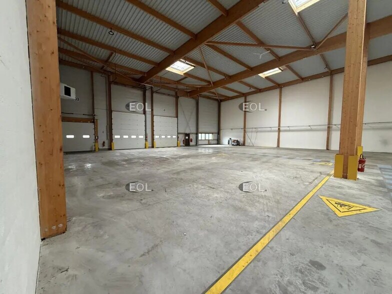 Local d’activités dans Brie-Comte-Robert à louer - Photo intérieure – Image 2 sur 11