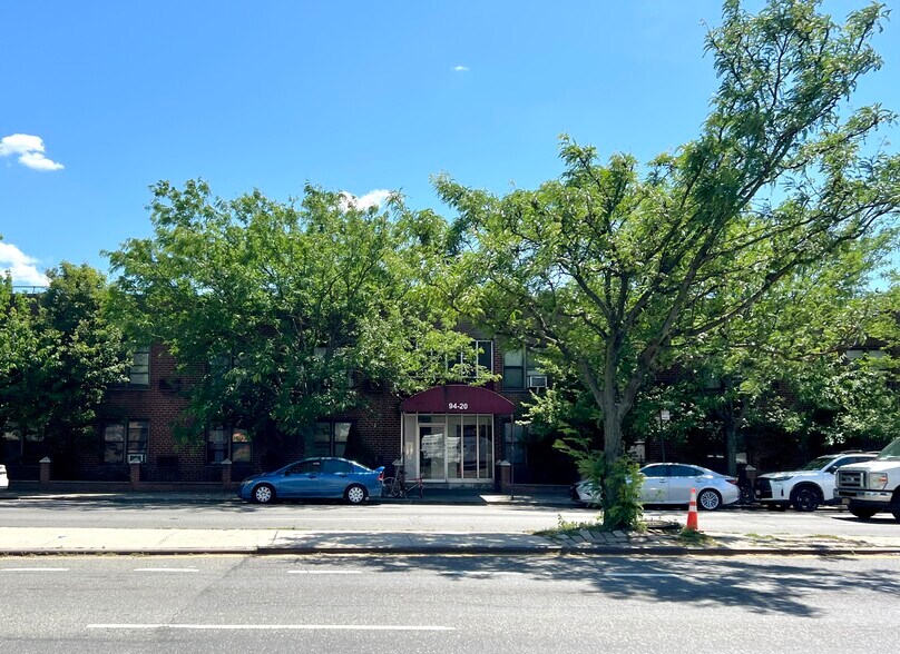 94-20 Astoria Blvd, Flushing, NY à vendre - Photo de l’immeuble – Image 2 sur 4