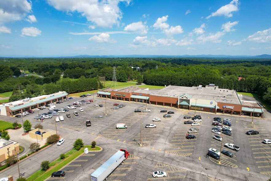 2500 Springs Rd, Hickory, NC à louer - Photo de l’immeuble – Image 2 sur 20