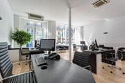 Espace de travail lumineux et moderne, idéal pour une équipe dynamique.