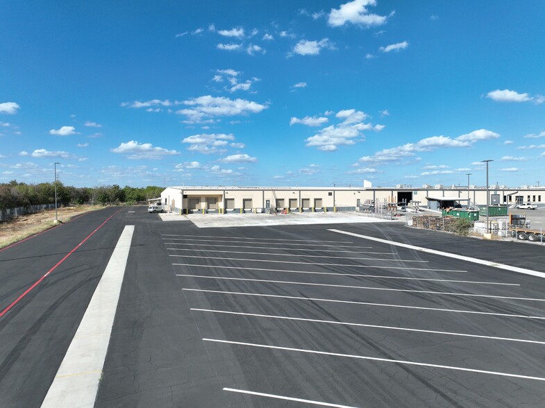 5827 W Us Highway 90, San Antonio, TX à louer - Photo de l’immeuble – Image 2 sur 4