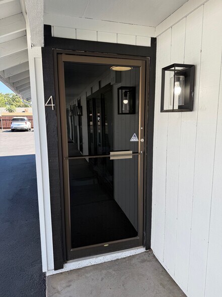 425 E Center St, Manteca, CA à louer - Photo de l’immeuble – Image 3 sur 22