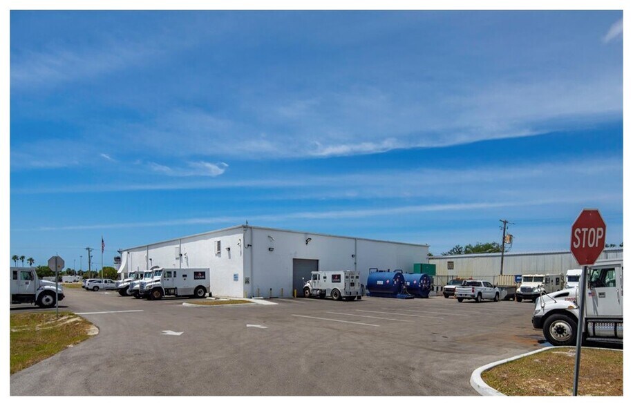 2485 N Airport Rd, Fort Myers, FL à vendre - Photo de l’immeuble – Image 2 sur 6