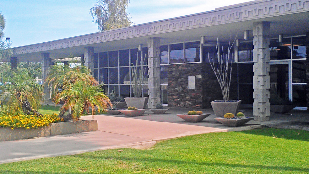 201 W Indian School Rd, Phoenix, AZ à louer - Photo de l’immeuble – Image 1 sur 15