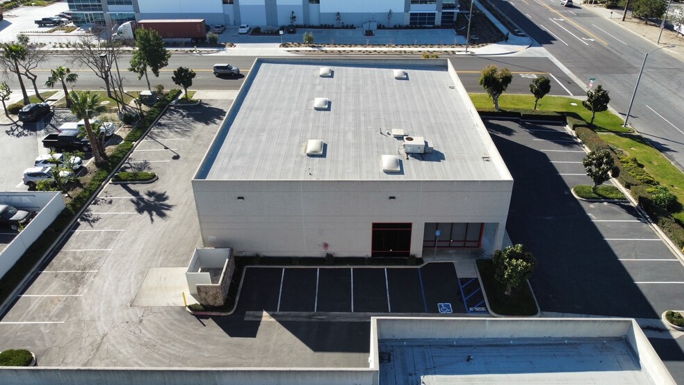 1561 S Vineyard Ave, Ontario, CA à louer - Photo de l’immeuble – Image 3 sur 16