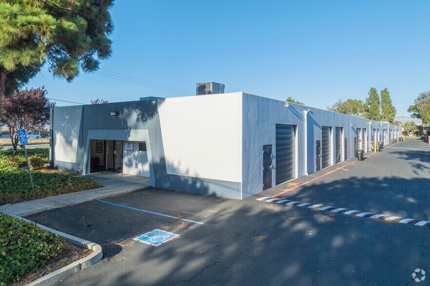 1190-1206 Mountain View Alviso Rd, Sunnyvale, CA à louer - Photo de l’immeuble – Image 2 sur 8