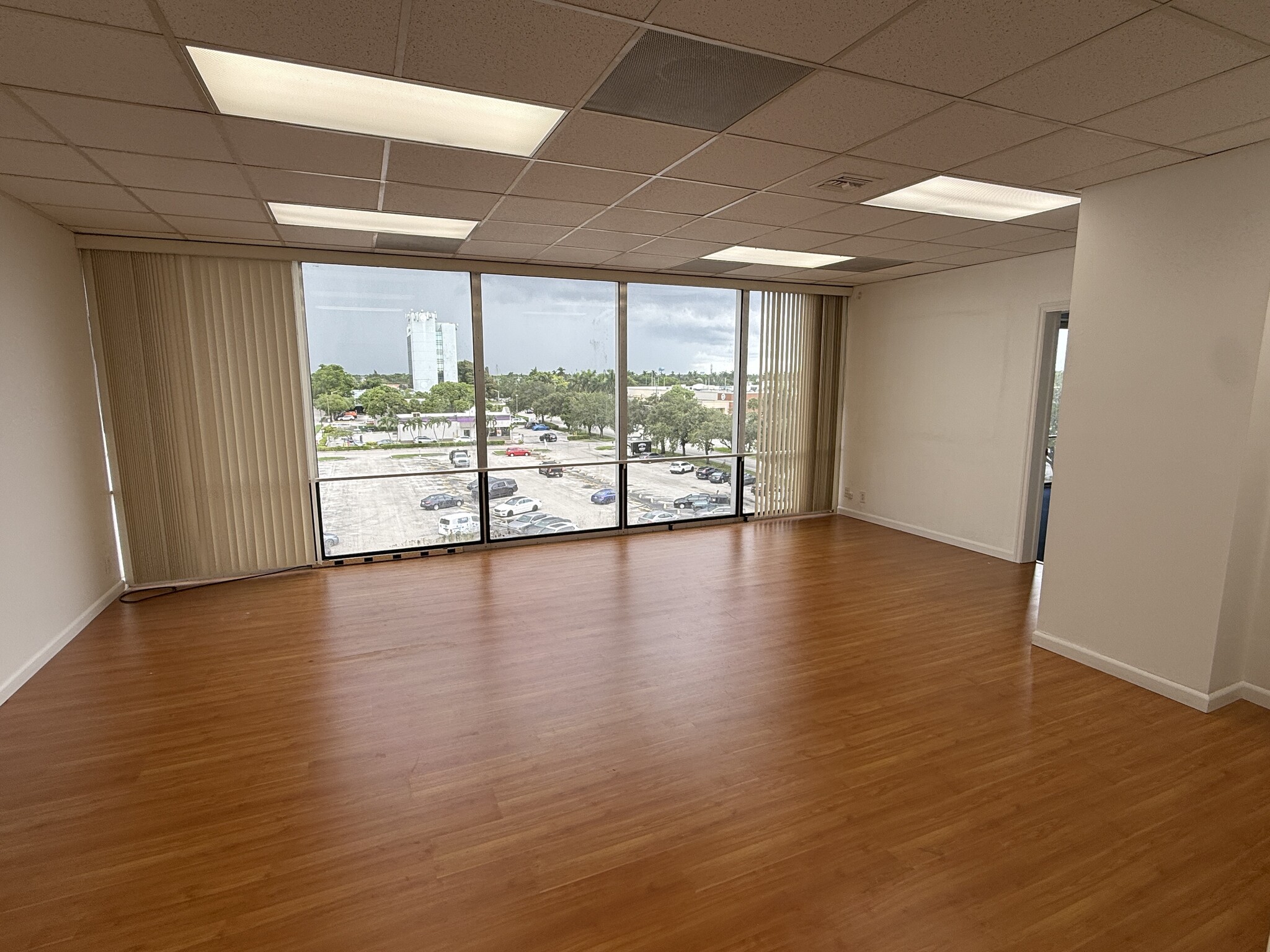 3325 Hollywood Blvd, Hollywood, FL à louer Photo intérieure– Image 1 sur 7