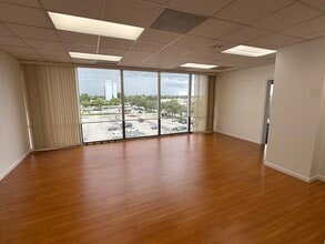 3325 Hollywood Blvd, Hollywood, FL à louer Photo intérieure– Image 1 sur 7