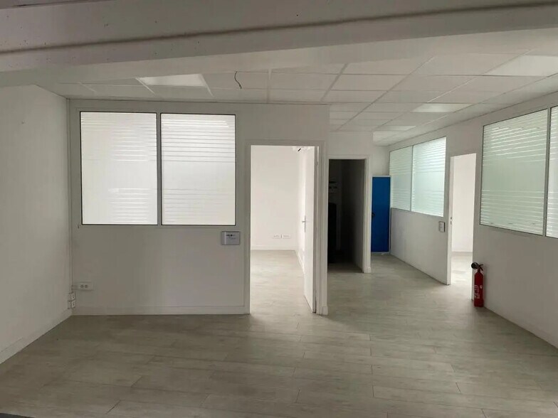 Local d'activités dans Stains à vendre - Photo de l’immeuble – Image 2 sur 4