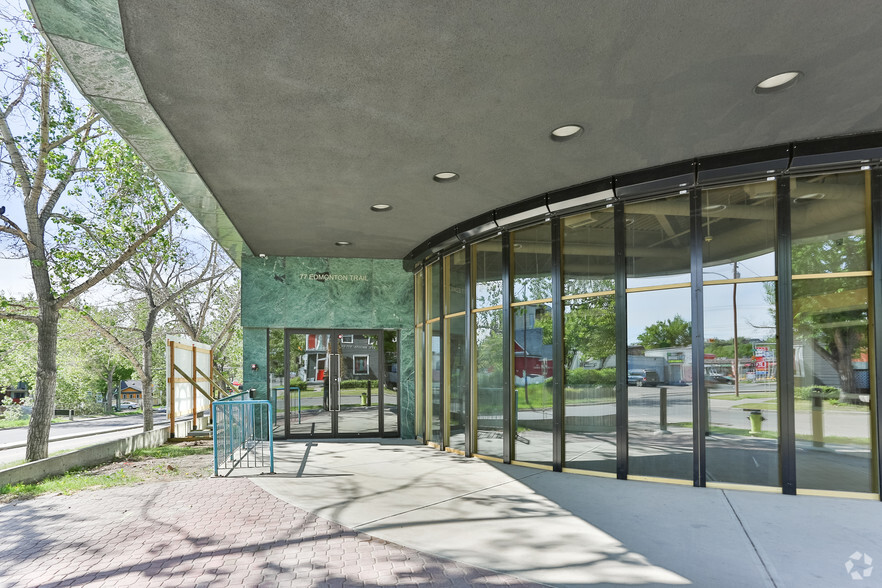 77 Edmonton Trl NE, Calgary, AB à louer - Photo de l’immeuble – Image 2 sur 7
