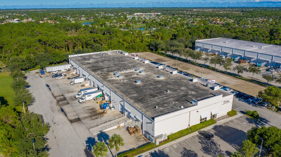 679 NW Enterprise Dr, Port Saint Lucie, FL à vendre - Photo de l’immeuble – Image 3 sur 11