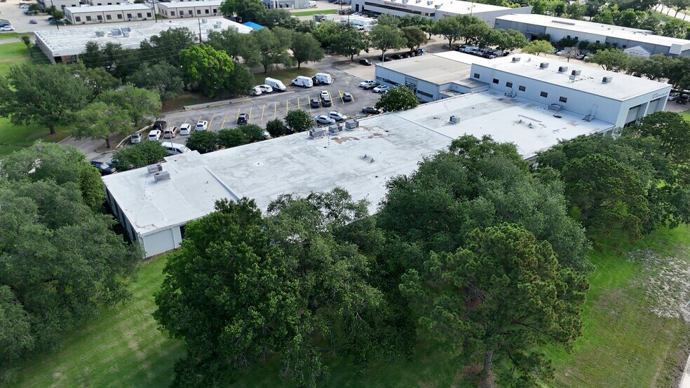 104 Industrial Blvd, Sugar Land, TX à louer - Photo de l’immeuble – Image 3 sur 3