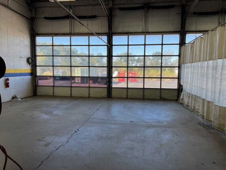 1385 E Chicago St, Elgin, IL à louer - Photo de l’immeuble – Image 3 sur 10