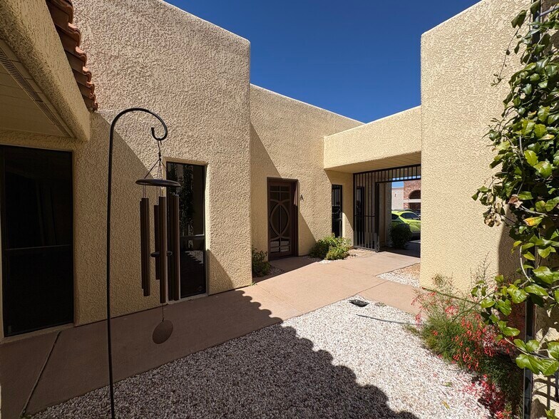 6137 E Grant Rd, Tucson, AZ à louer - Photo de l’immeuble – Image 2 sur 7