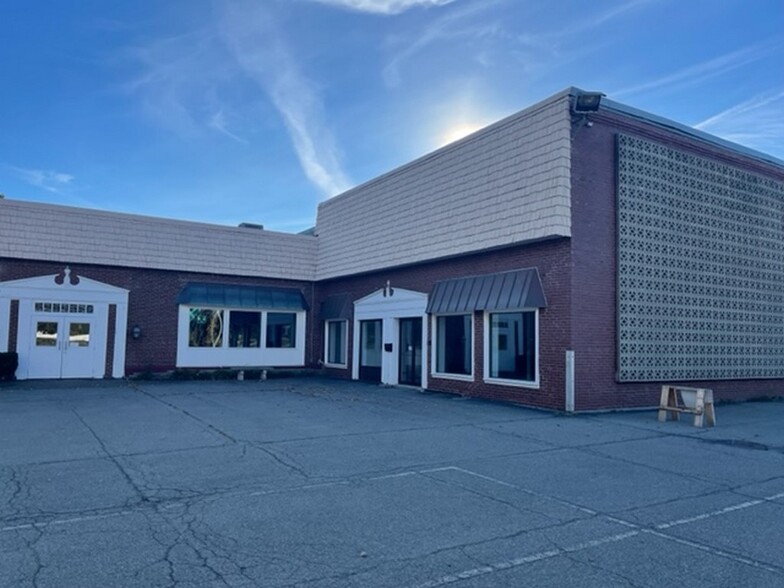 586 Main St, Bangor, ME à louer - Photo de l’immeuble – Image 1 sur 13